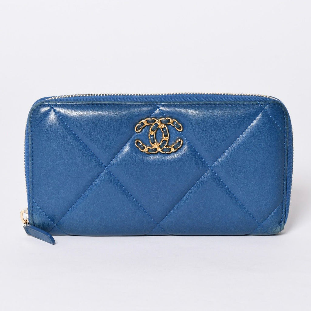 Chanel CC Logo Round Wallet Quilted Blue Leather Gold — view 2