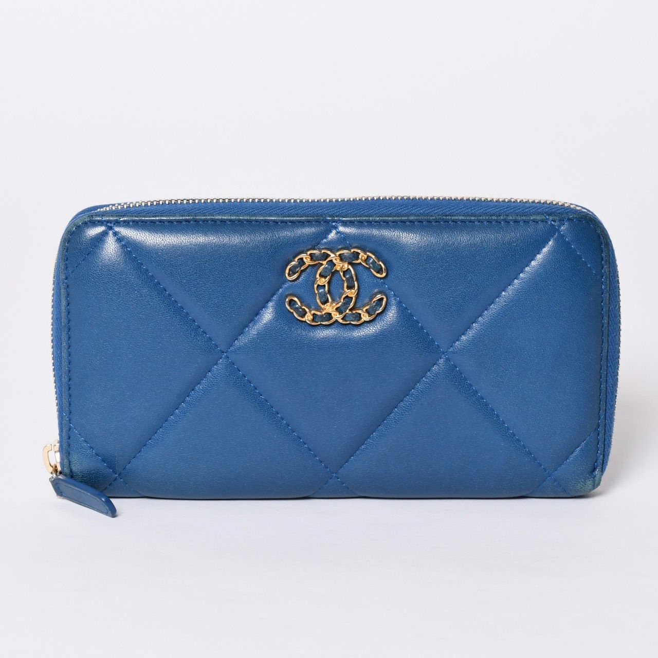 Chanel CC Logo Round Wallet Quilted Blue Leather Gold — view 2