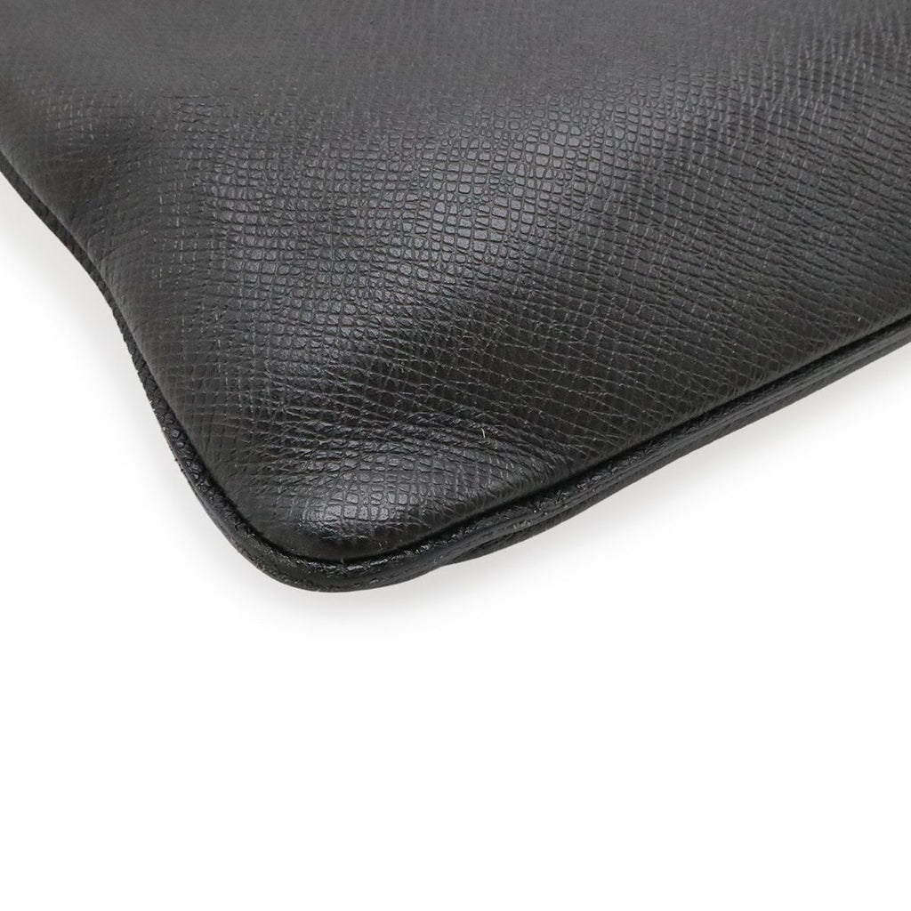 Louis Vuitton Taiga Sasha Shoulder Bag Crossbody Depth Leather Ardoise Black — view 3