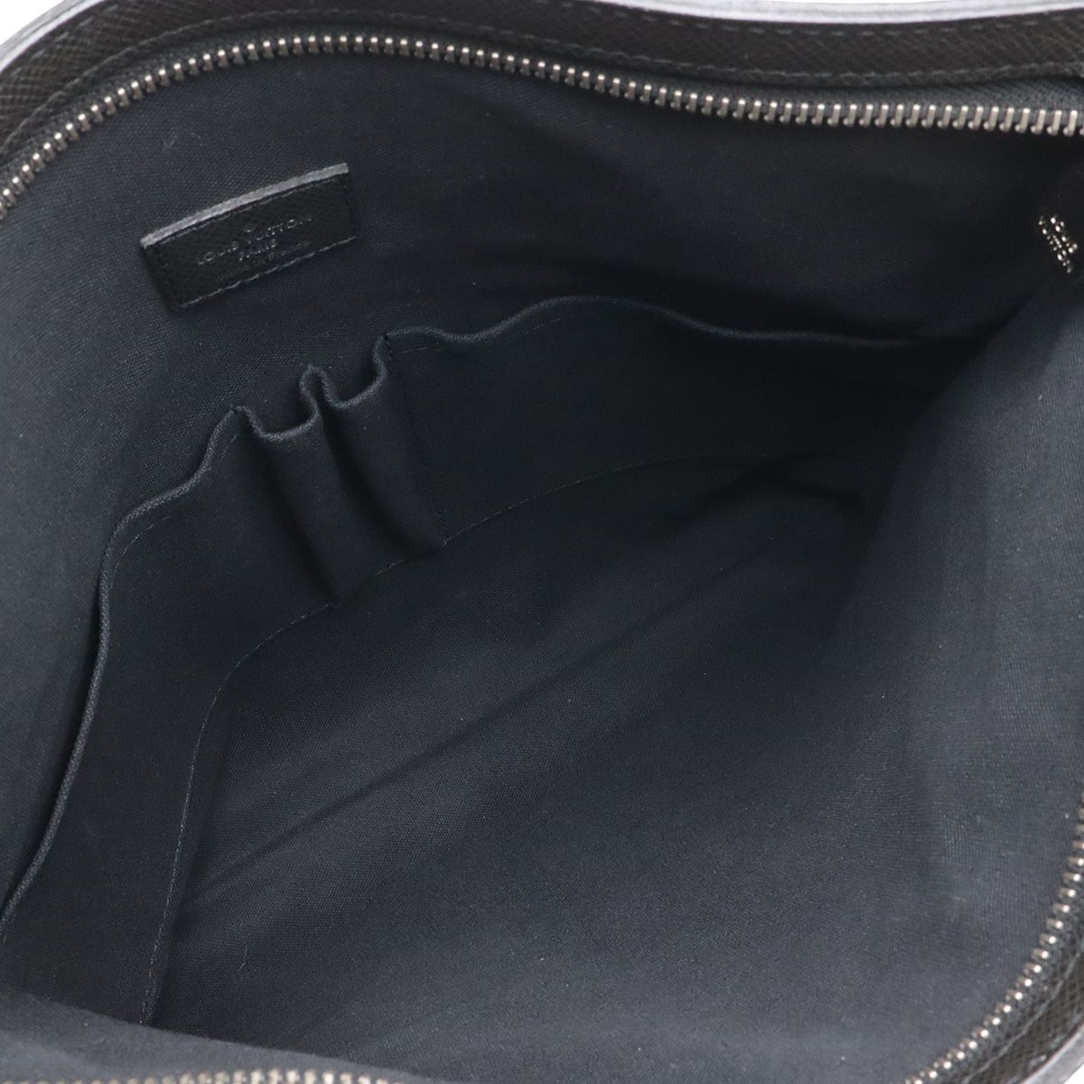 Louis Vuitton Taiga Sasha Shoulder Bag Crossbody Depth Leather Ardoise Black — view 8