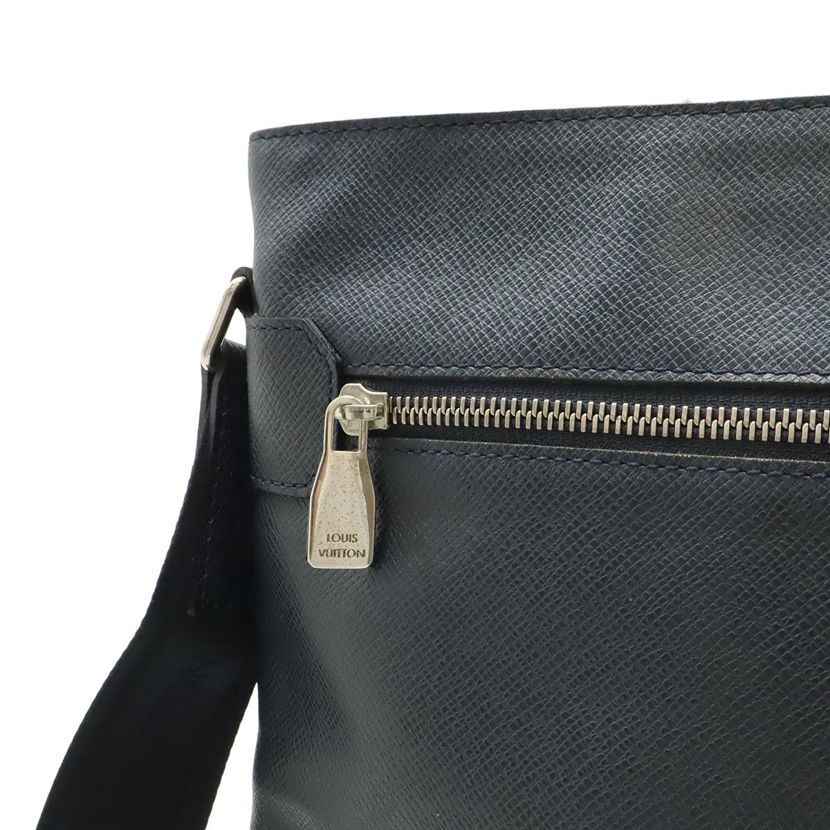 Louis Vuitton Taiga Sasha Shoulder Bag Crossbody Depth Bol Navy Silver — view 8