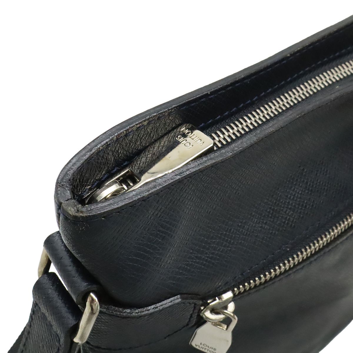 Louis Vuitton Taiga Sasha Shoulder Bag Crossbody Depth Bol Navy Silver — view 4