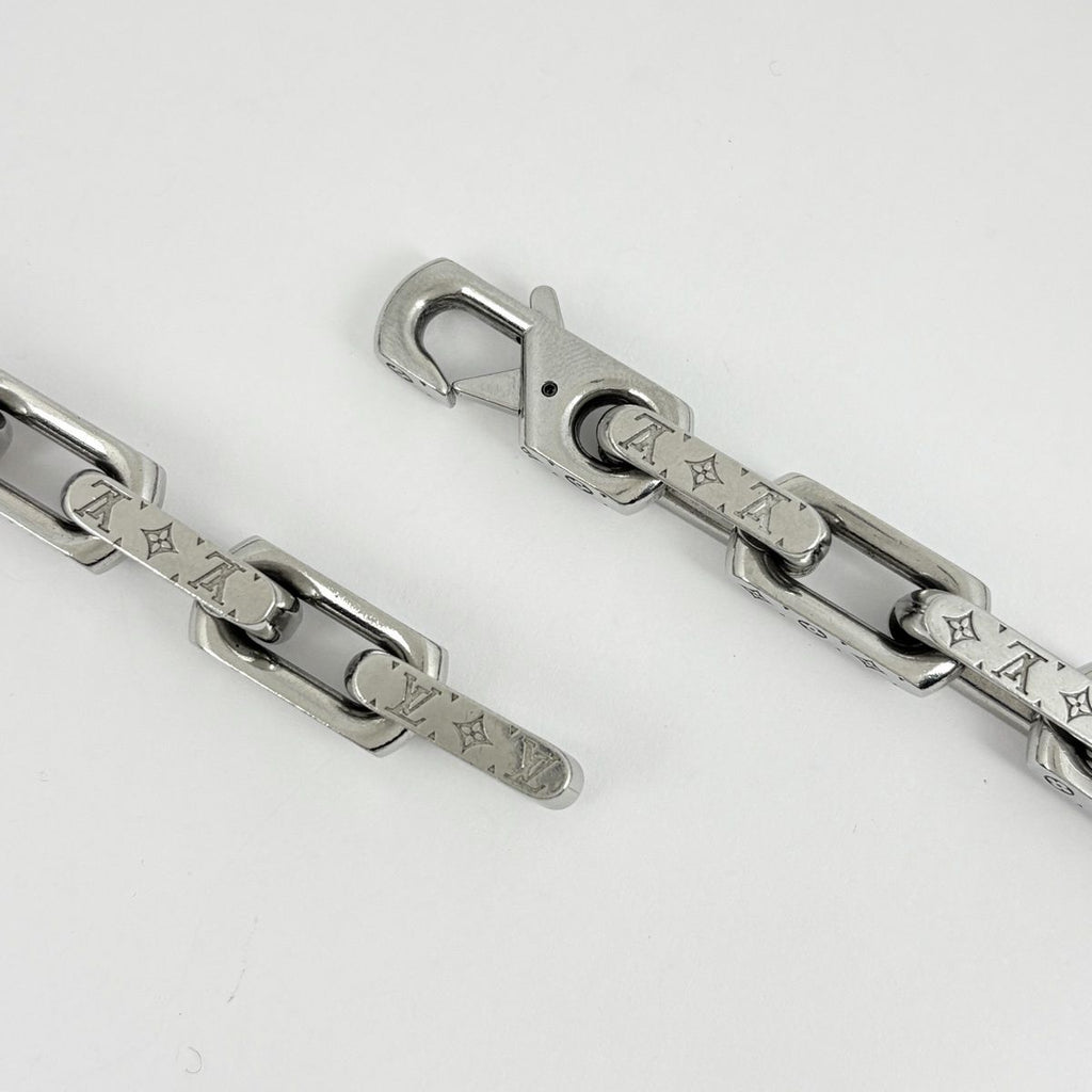 Louis Vuitton Che Monogram Necklace Tale Silver — view 3