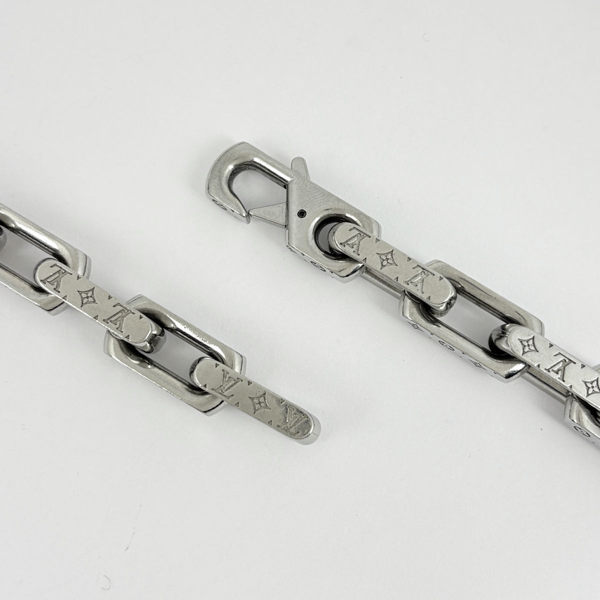 Louis Vuitton Che Monogram Necklace Tale Silver — view 3