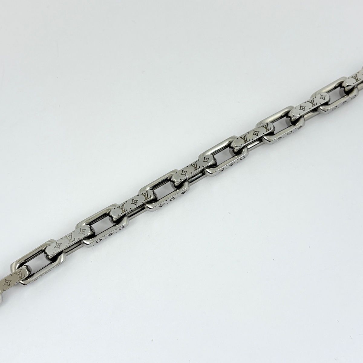 Louis Vuitton Che Monogram Necklace Tale Silver — view 2
