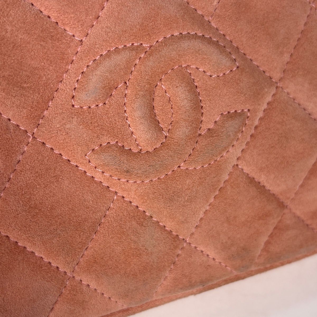 Chanel CC Logo Che Shoulder Bag Quilted Suede Pink — view 4