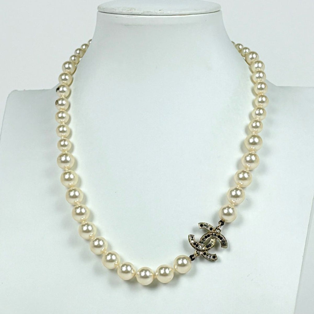 Chanel CC Logo ninepearl Necklace White — view 6
