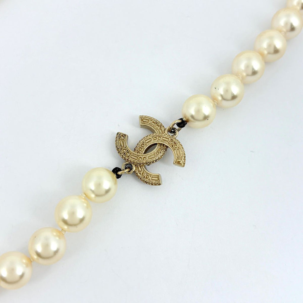 Chanel CC Logo ninepearl Necklace White — view 2