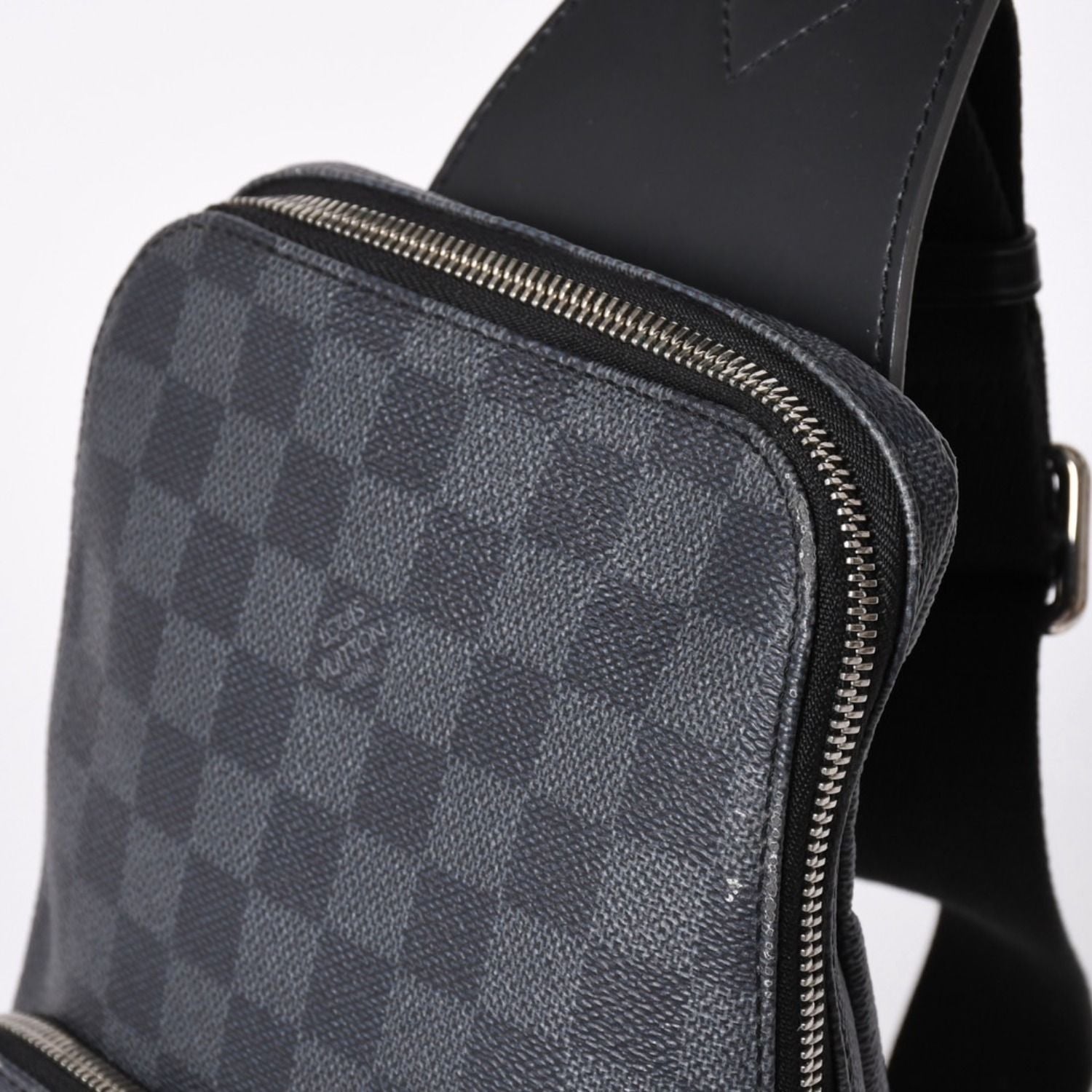 Louis Vuitton Avenue Sling Bag Damier Graphite Canvas Silver — view 5