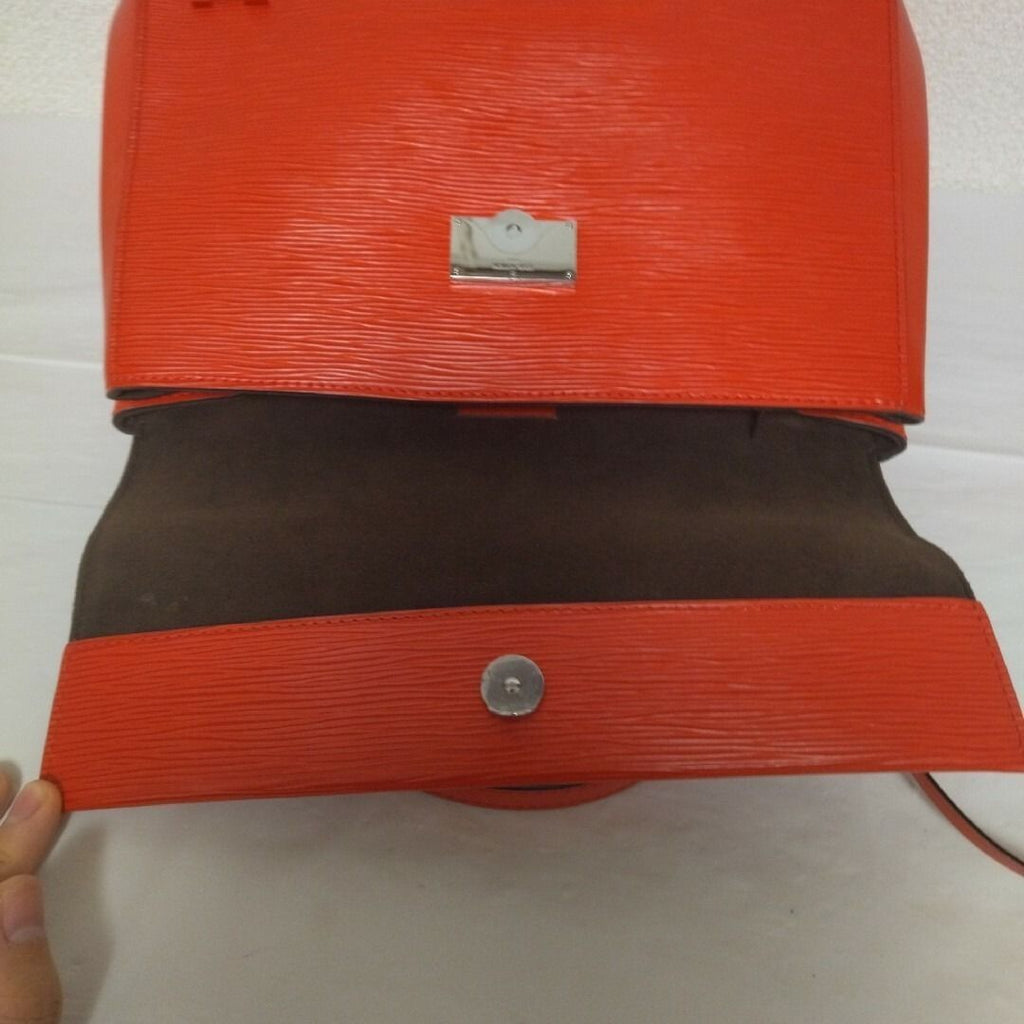 Louis Vuitton Cluny MM Epi Handbag Red — view 7