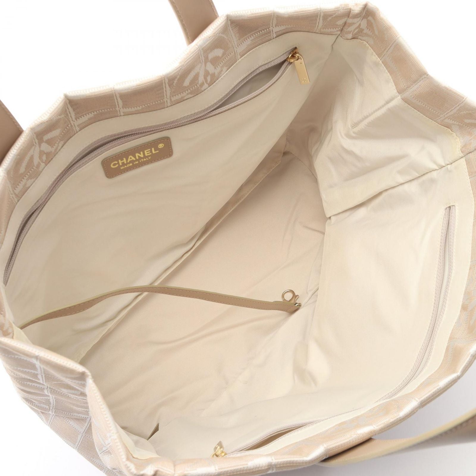 Chanel Tote New Travel Line MM Beige Leather New MM — view 3
