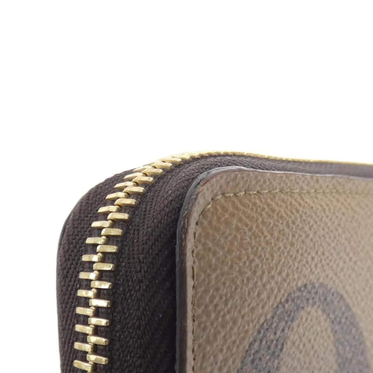 Louis Vuitton Monogram Giant Zippy Wallet — view 4
