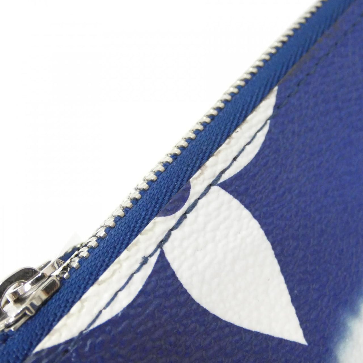 Louis Vuitton LV Escale Pochette Double Zip Shoulder — view 4