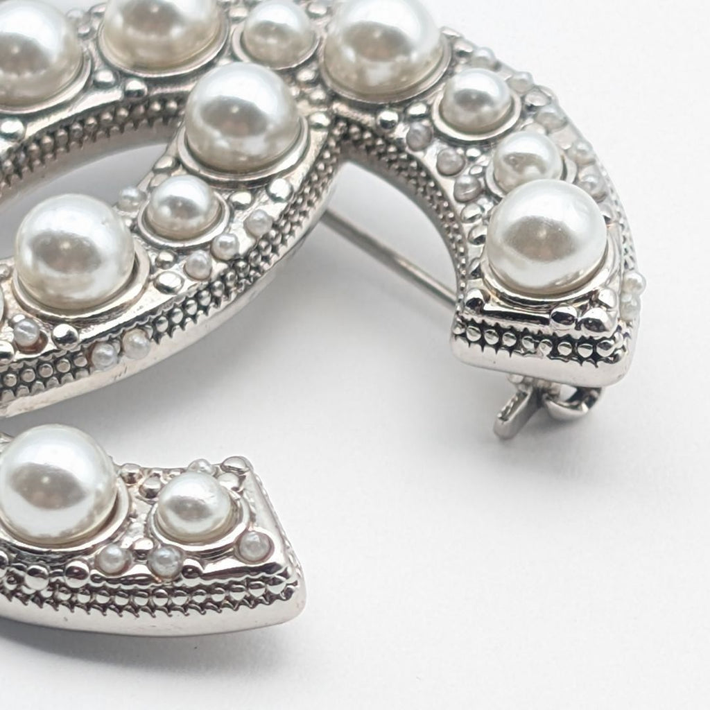 Chanel Brooch CC Logo Faux Pearl Silver Recent — view 4