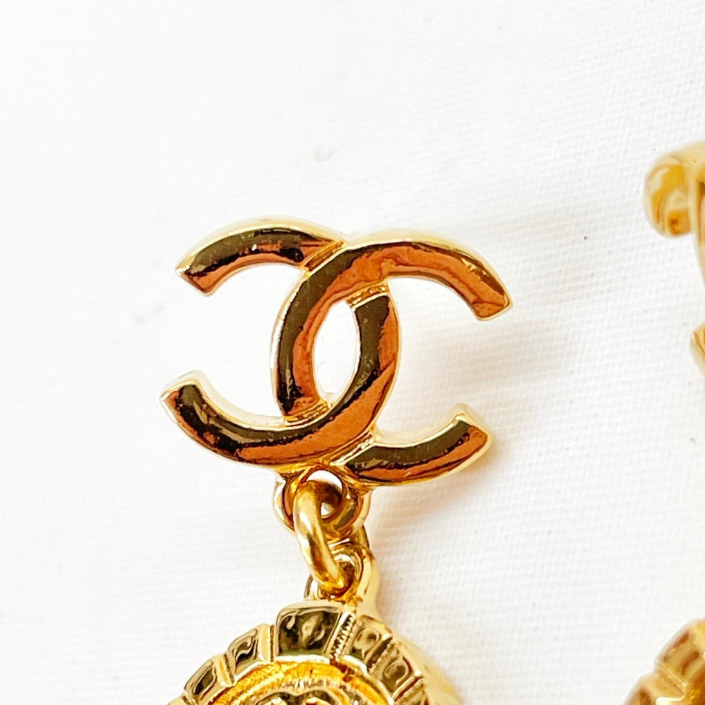 Chanel Earrings CC Logo Rue Canbon Gold — view 4