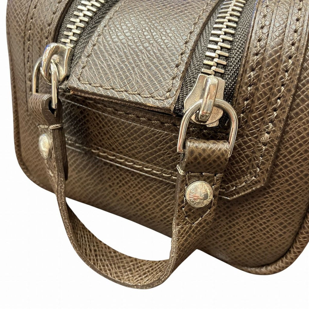 Louis Vuitton Trousse Yvan Taiga Second Bag Leather — view 8