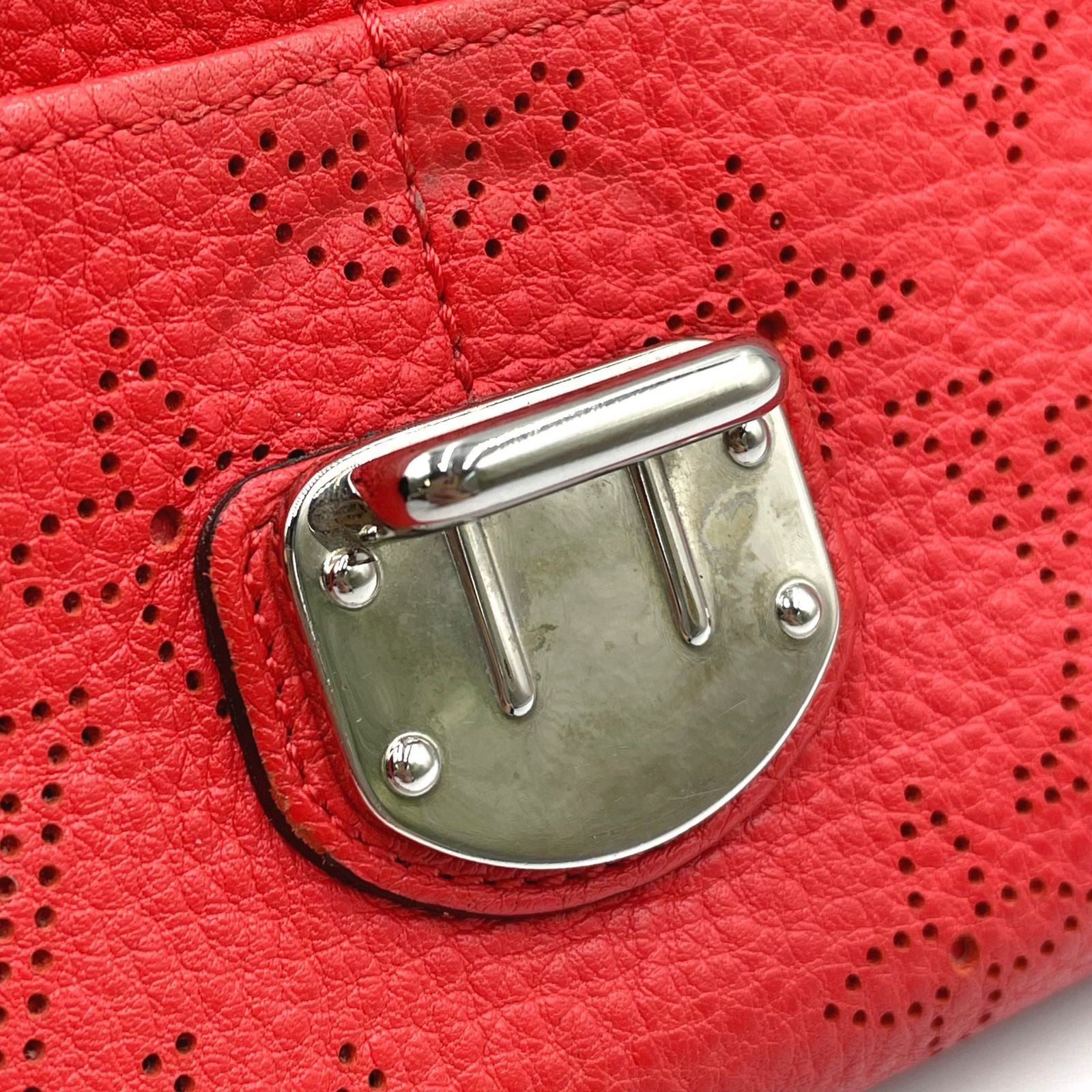 Louis Vuitton Portefeuille Iris Mahina Corail Leather Red Bifold Wallet Silver — view 8