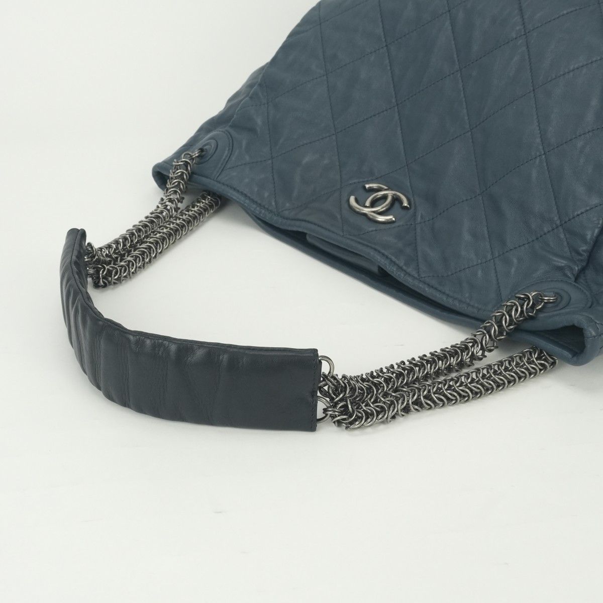 Chanel Quilted Tote Lambskin Navy Blue Gunmetal CC Logo Chain Shoulder — view 4