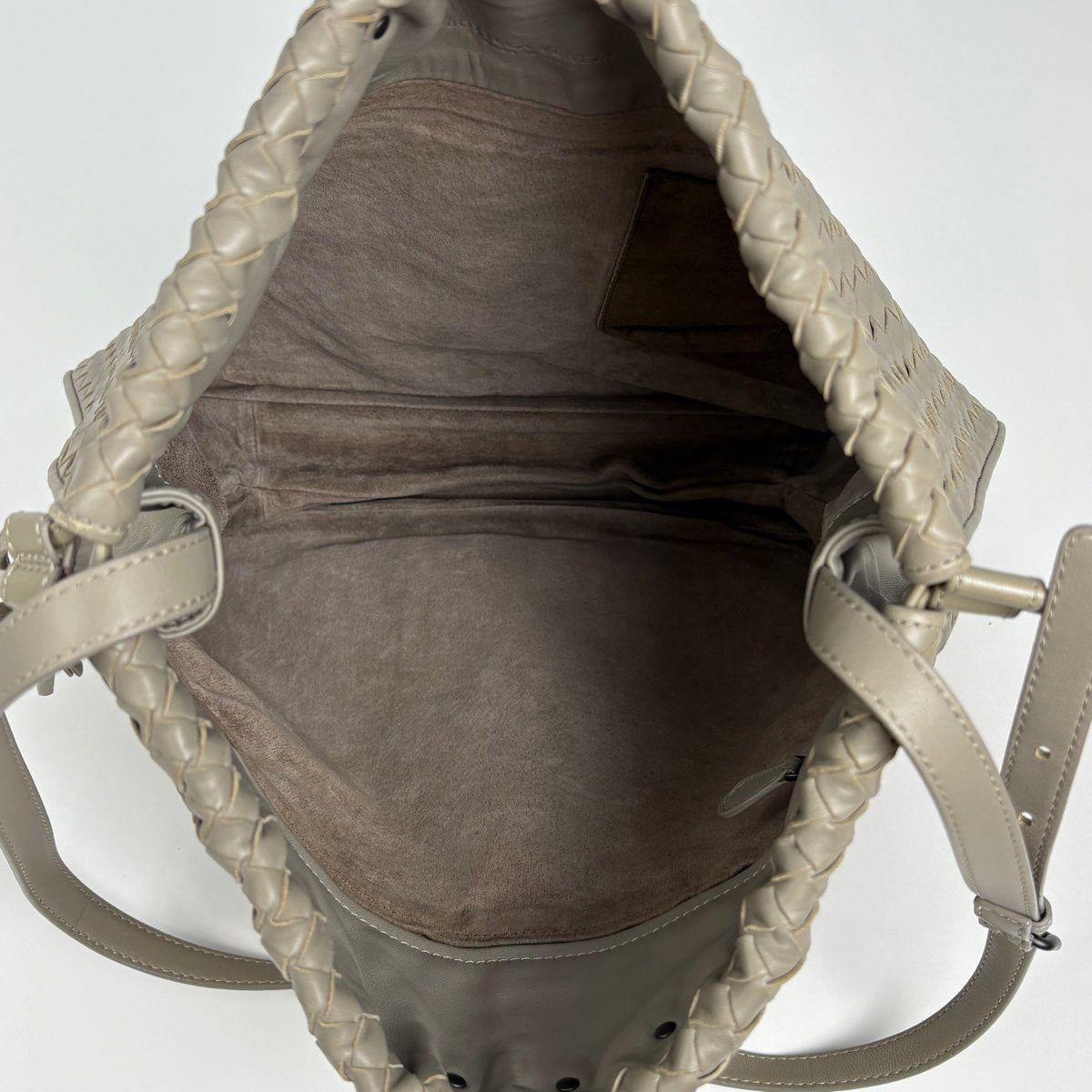Bottega Veneta Intrecciato Shoulder Bag Drawstring Leather Gray — view 9