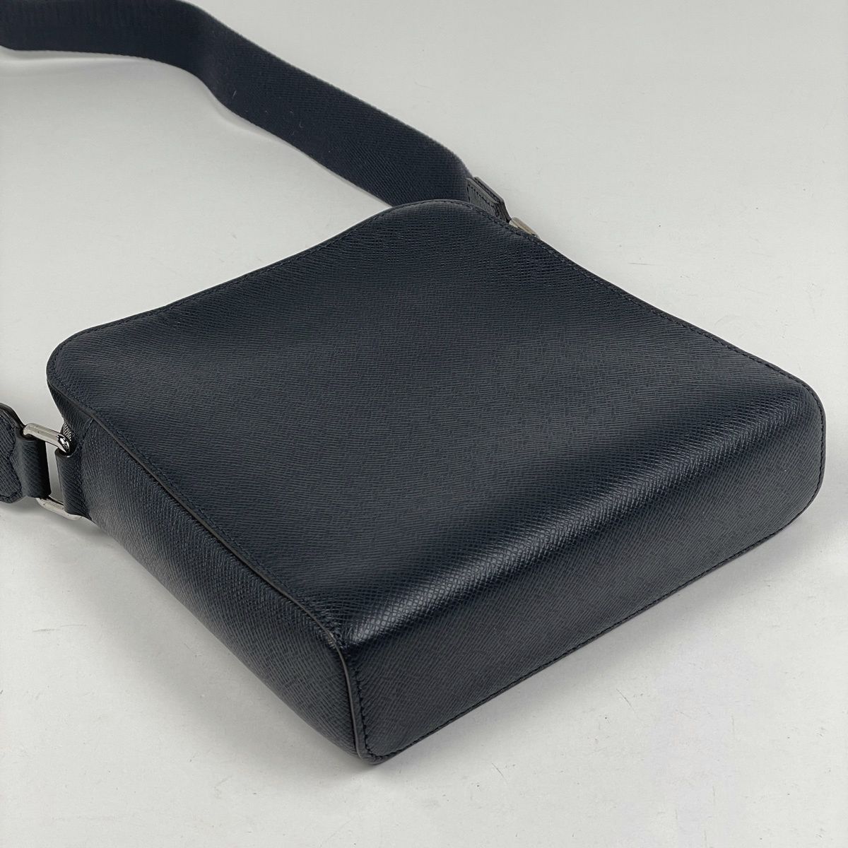 Louis Vuitton Anton Pochette Shoulder Bag Taiga Blue Marine — view 2