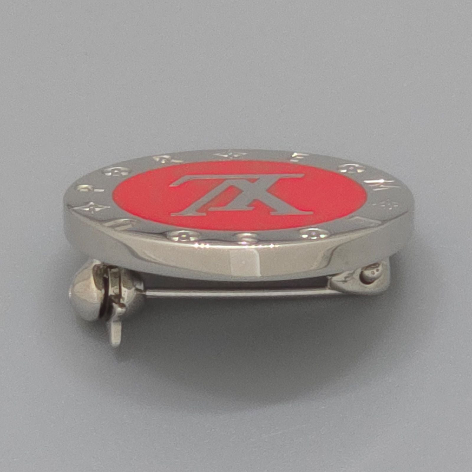Louis Vuitton Supreme Collaboration Brooch LV Logo 1 of 3 Items Diameter 2.2 cm — view 4