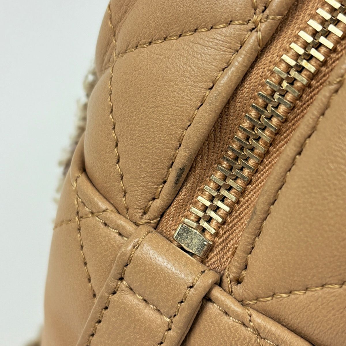 Chanel CC Logo Chain Shoulder Bag Tweed Quilted Leather Beige — view 4