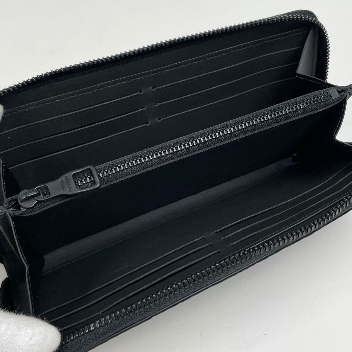 Louis Vuitton Zippy Wallet Horizontal Zip Around Taurillon Noir — view 7
