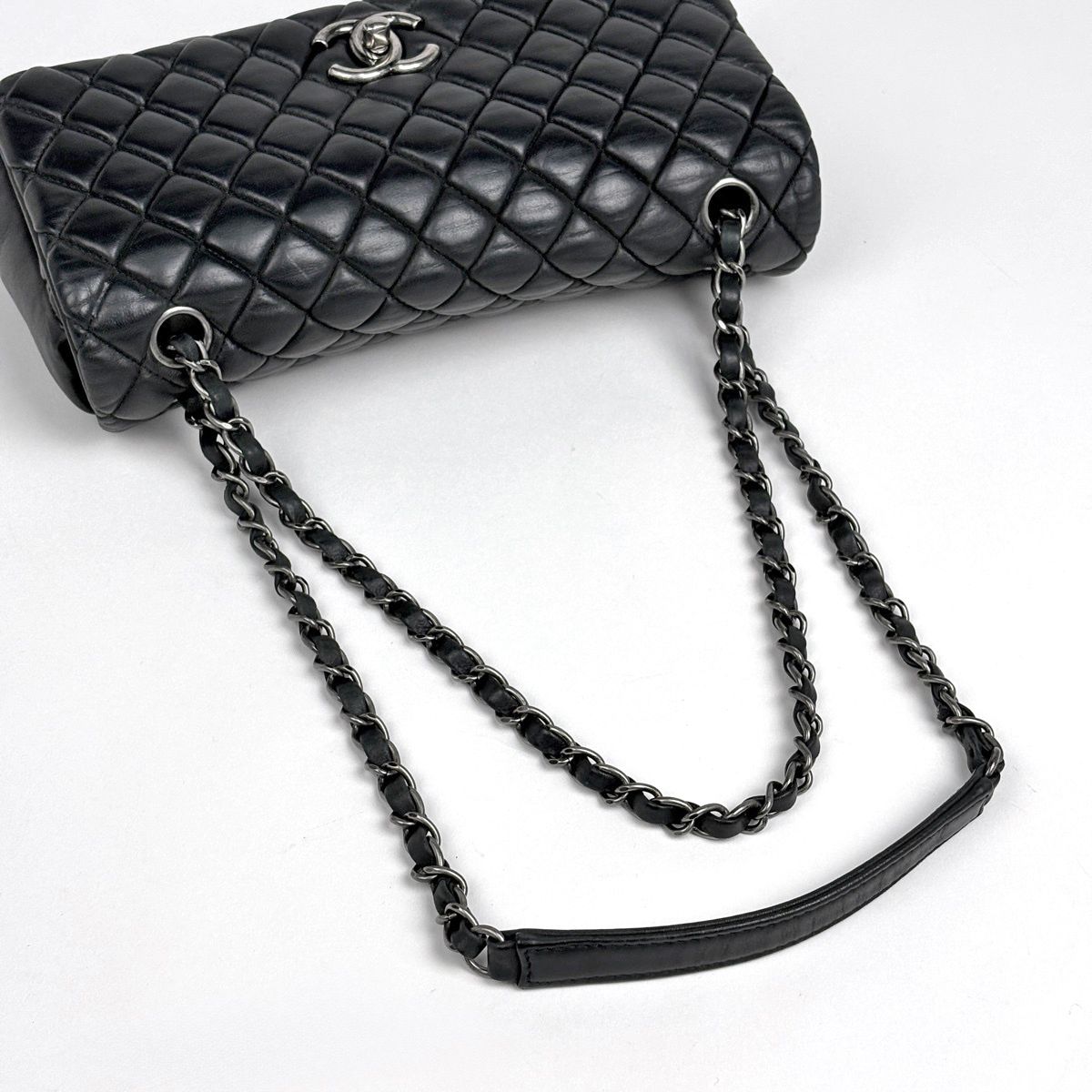 Chanel CC Logo Chain Shoulder Bag Quilted Leather Black — view 9