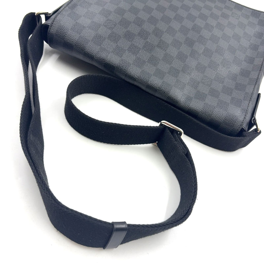 Louis Vuitton District Damier Graphite Leather Black Shoulder Bag Silver — view 6