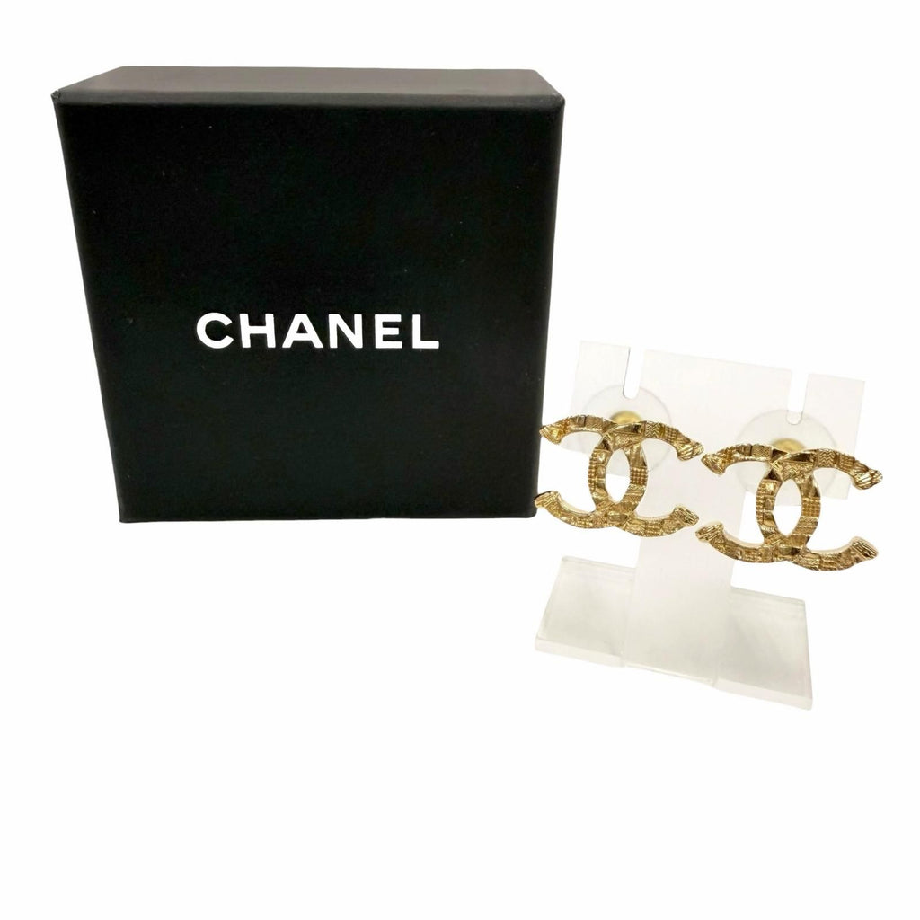Chanel CC Logo Tweed Carved Earrings for Both Ears Gold — view 2