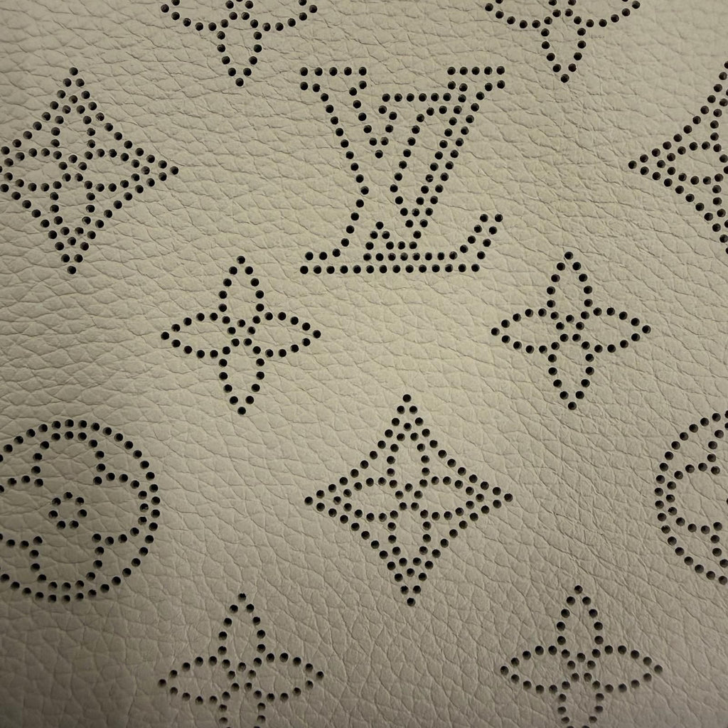 Louis Vuitton Zippy Wallet Mahina Leather Gare Monogram Zip Around — view 7