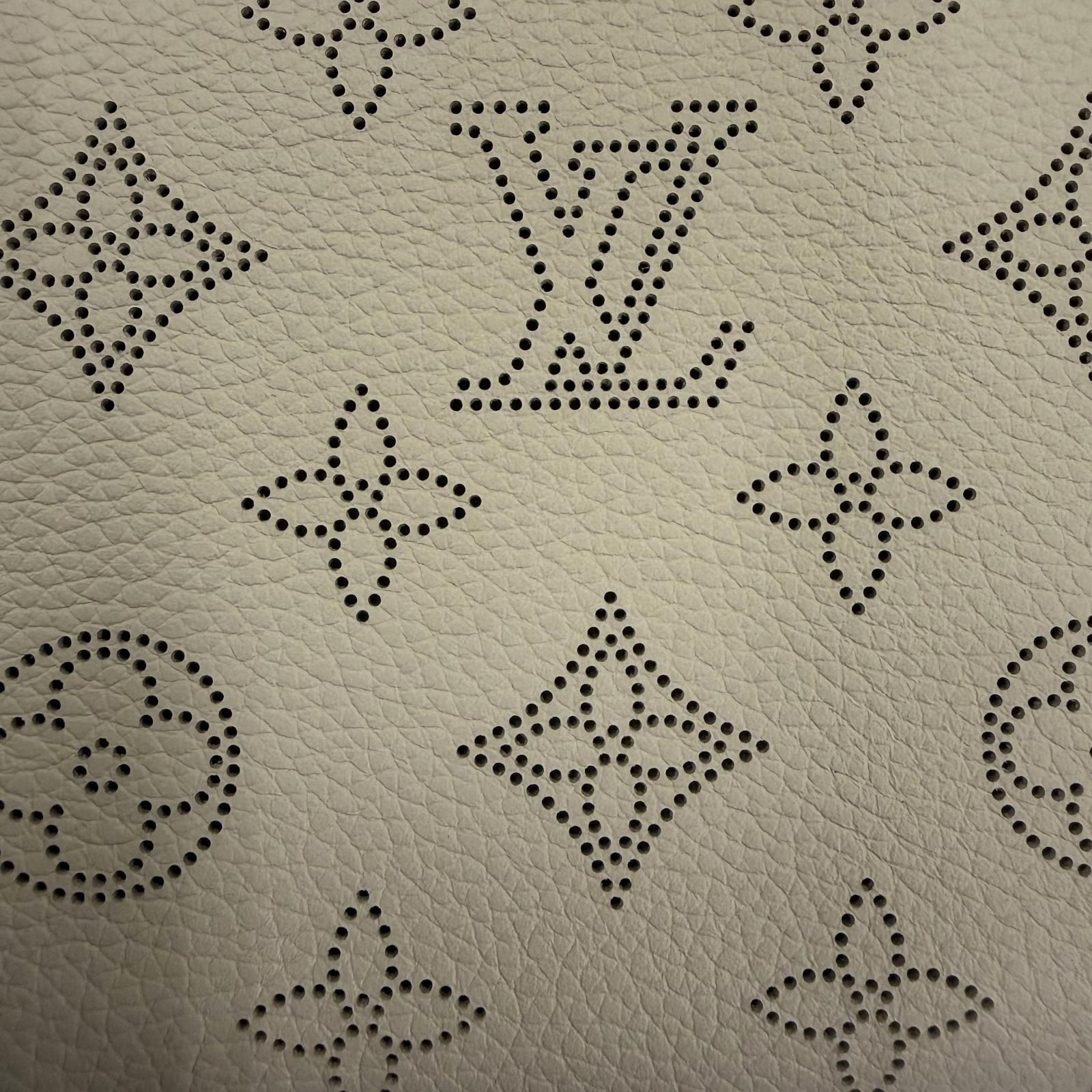 Louis Vuitton Zippy Wallet Mahina Leather Gare Monogram Zip Around — view 7