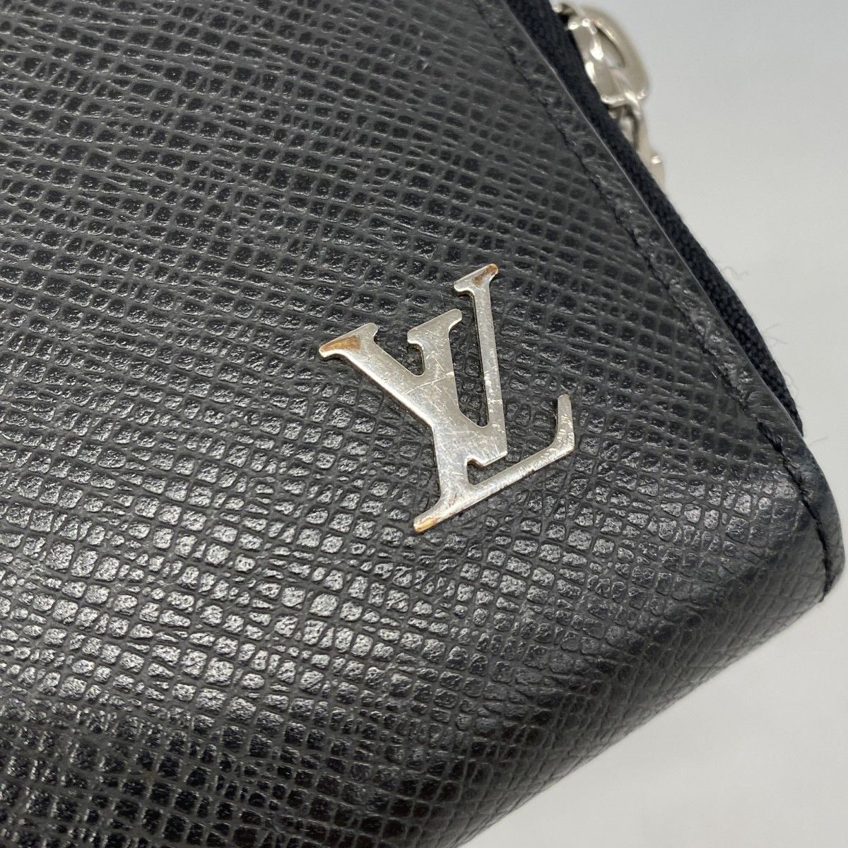 Louis Vuitton Wallet Taiga Zippy Dragonne Noir — view 9