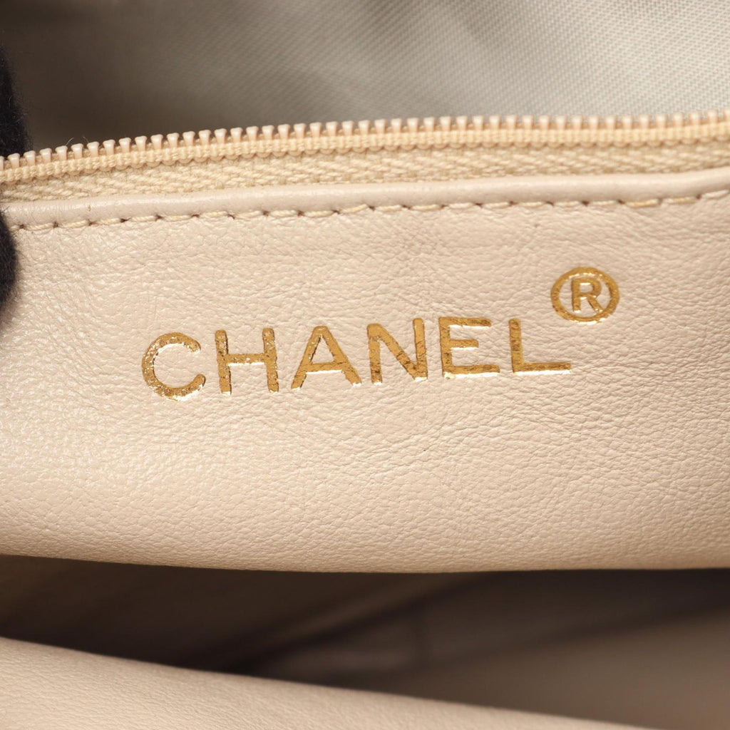 Chanel Shoulder Bag CC Logo Diamond Stitch Beige Lambskin Quilted — view 4