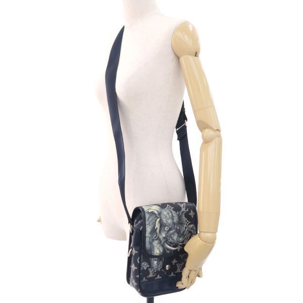 Louis Vuitton Savannah Messenger BB — view 9