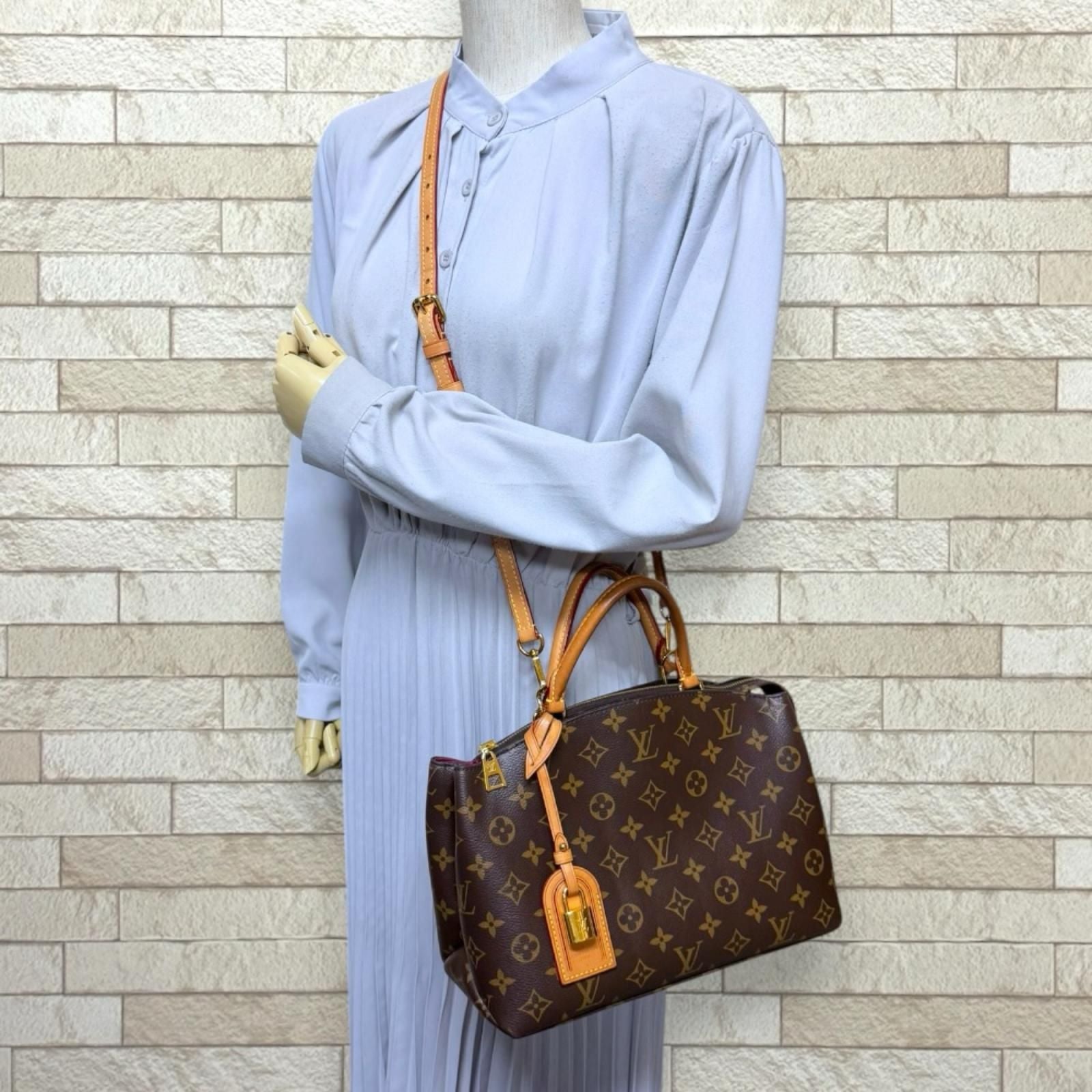 Louis Vuitton Petit Palais PM Monogram Shoulder Bag Canvas Brown — view 2