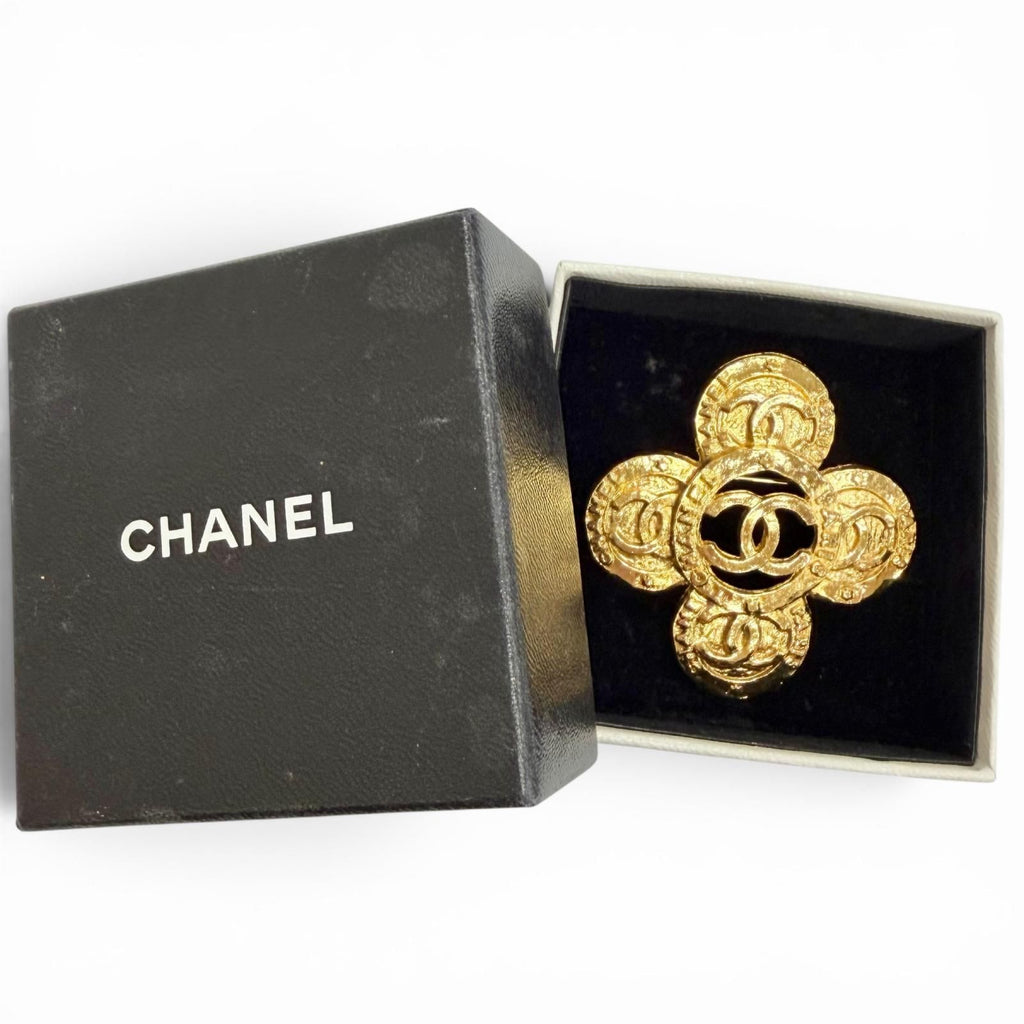 Chanel Vintage 28 CC Logo Flower Motif Brooch Gold Recommended — view 2