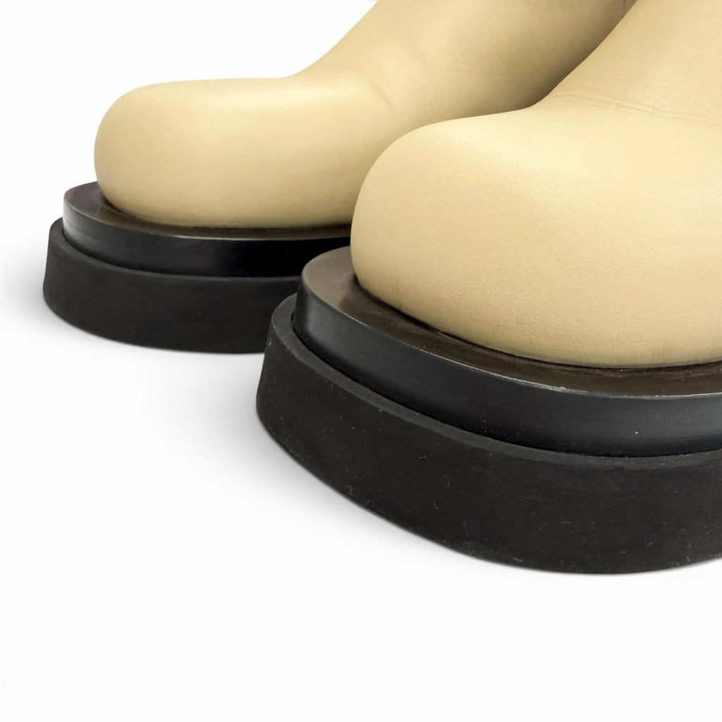 Bottega Veneta the Rug Side Gore Chelsea Boots Leather Middle Beige Black — view 7