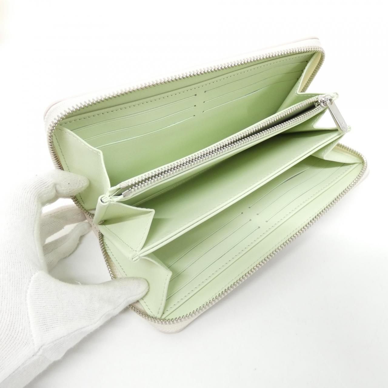 Louis Vuitton Mahina Zippy Wallet — view 4