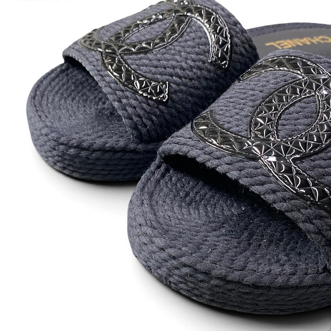 Chanel Cruise Line CC Logo Flat Sandals 39 Black — view 6