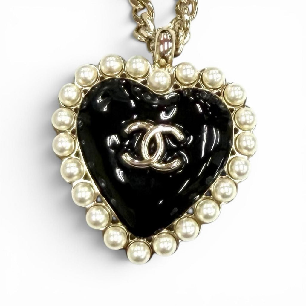 Chanel 25 CC Logo Pearl Heart Pendant Black White Gold