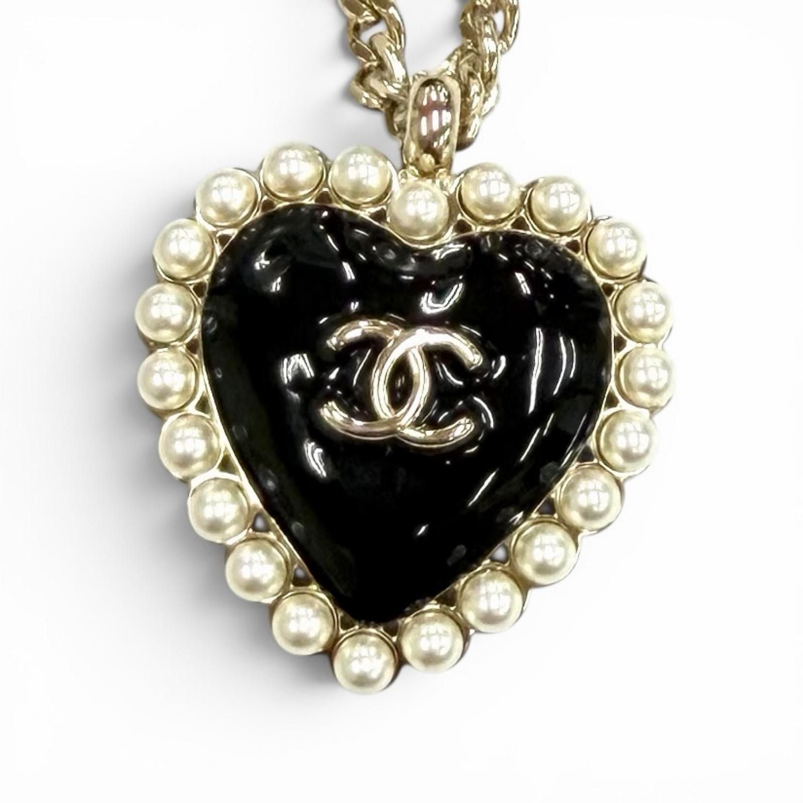 Chanel 25 CC Logo Pearl Heart Pendant Black White Gold