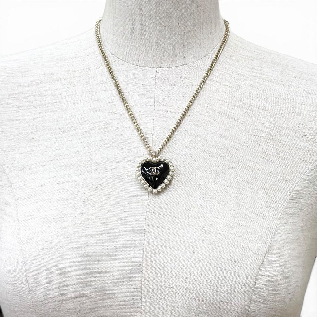 Chanel 25 CC Logo Pearl Heart Pendant Black White Gold — view 4