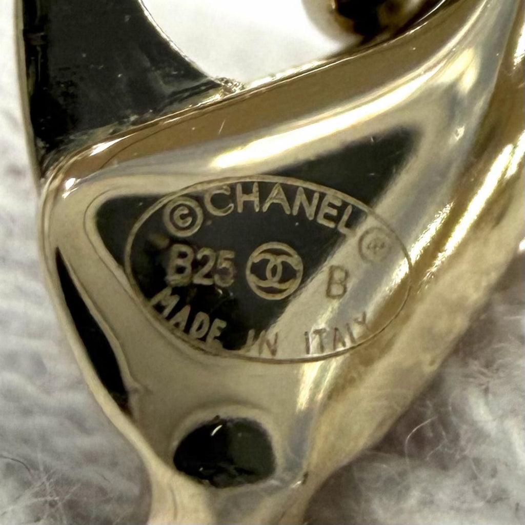 Chanel 25 CC Logo Pearl Heart Pendant Black White Gold — view 8