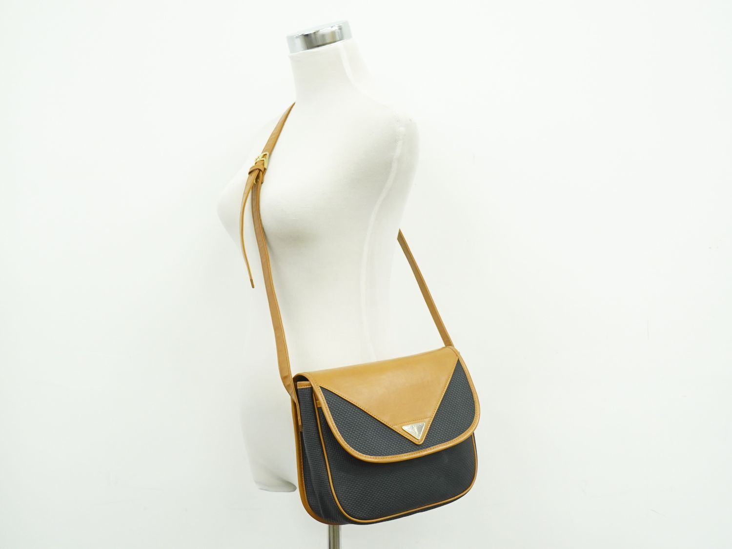 Saint Laurent YSL Shoulder Bag Pochette Black Brown — view 6