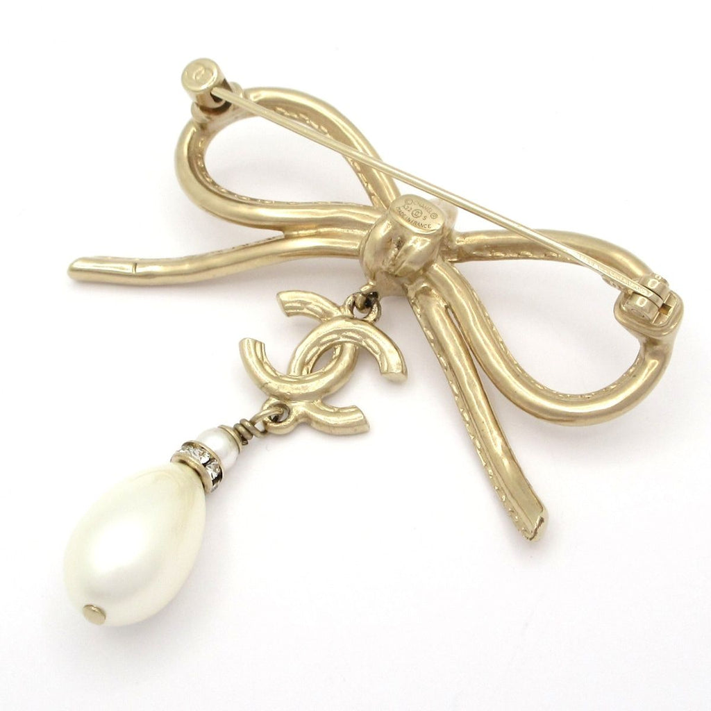 Chanel Brooch Gold White CC Logo Ribbon — view 2