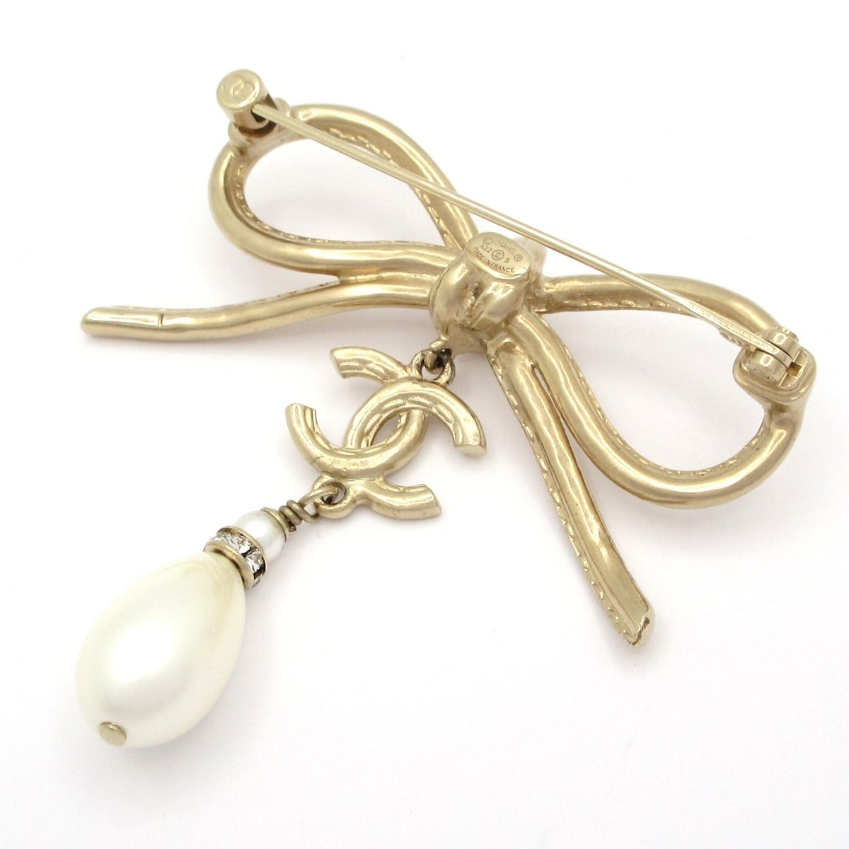 Chanel Brooch Gold White CC Logo Ribbon — view 2
