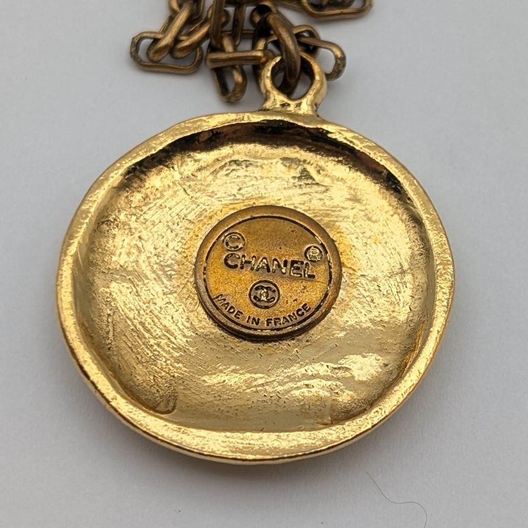 Chanel CC Logo Gold Pendant First Era Vintage — view 3