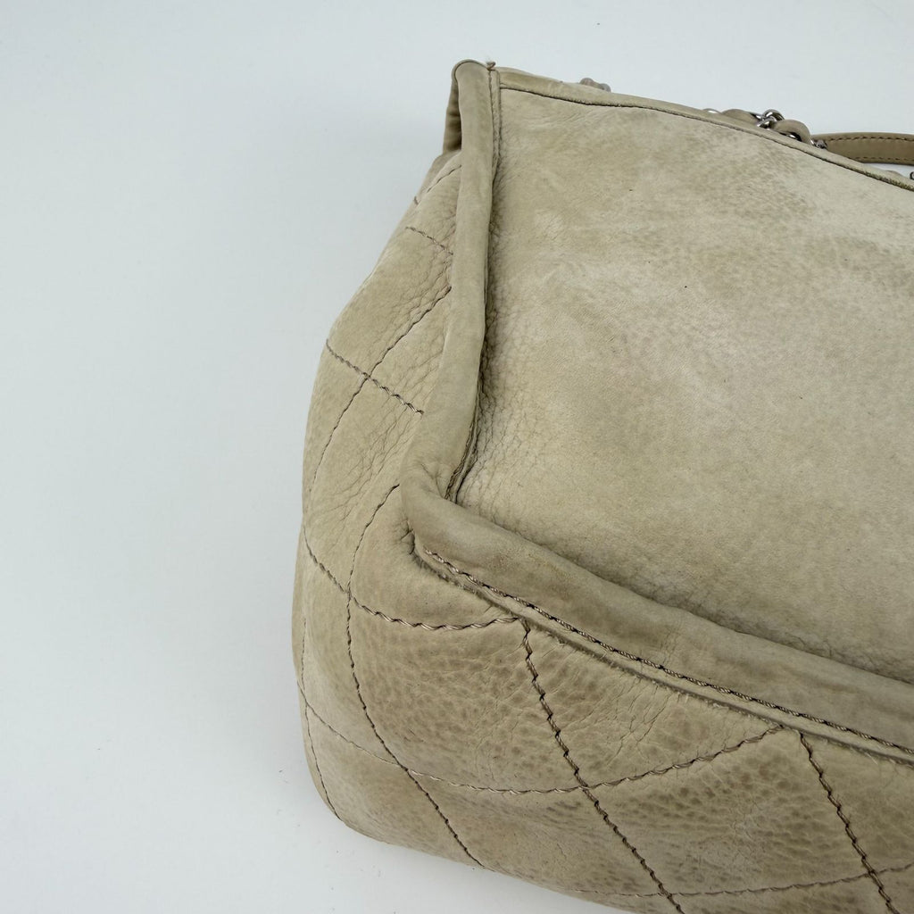 Chanel CC Logo Quilted Chain Shoulder Bag Leather Beige Silver Vintage — view 9