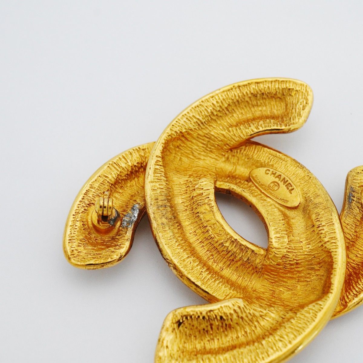 Chanel Brooch Vintage CC Logo Quilted Gold Plated — view 8